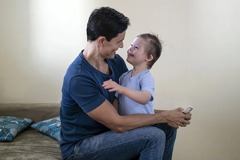 多種干細胞療法和神經康復治療腦癱：病例報告