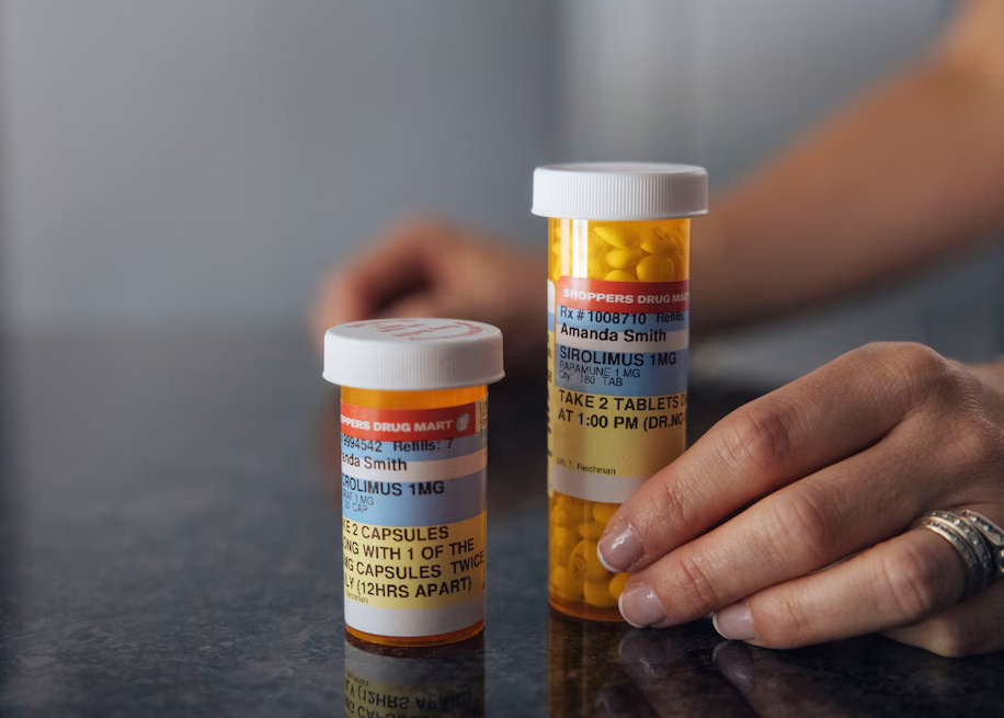 像史密斯這樣的患者必須服用免疫抑制藥物，以防止身體排斥產生胰島素的移植細胞