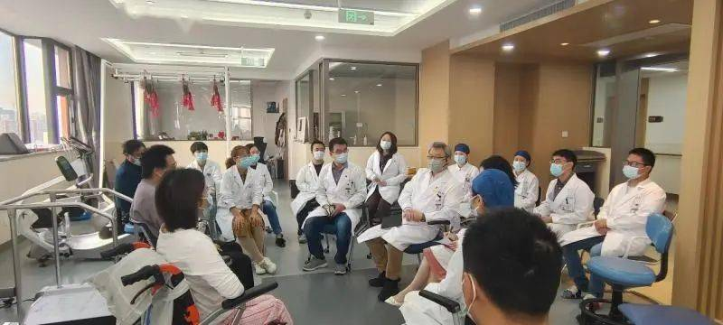 上海市同濟(jì)醫(yī)院程黎明教授主持“護(hù)心康髓”小組討論 ——與神經(jīng)干細(xì)胞移植治療脊髓損傷受試者面對(duì)面